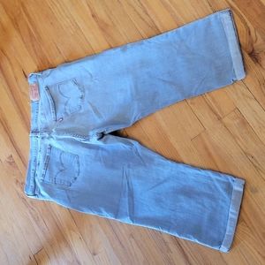 Like new Levi's capri